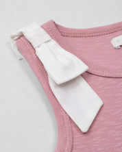 Camiseta manga sisa rosada con moño blanco en hombro para niña