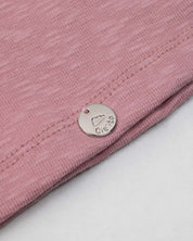 Camiseta manga sisa rosada con moño blanco en hombro para niña