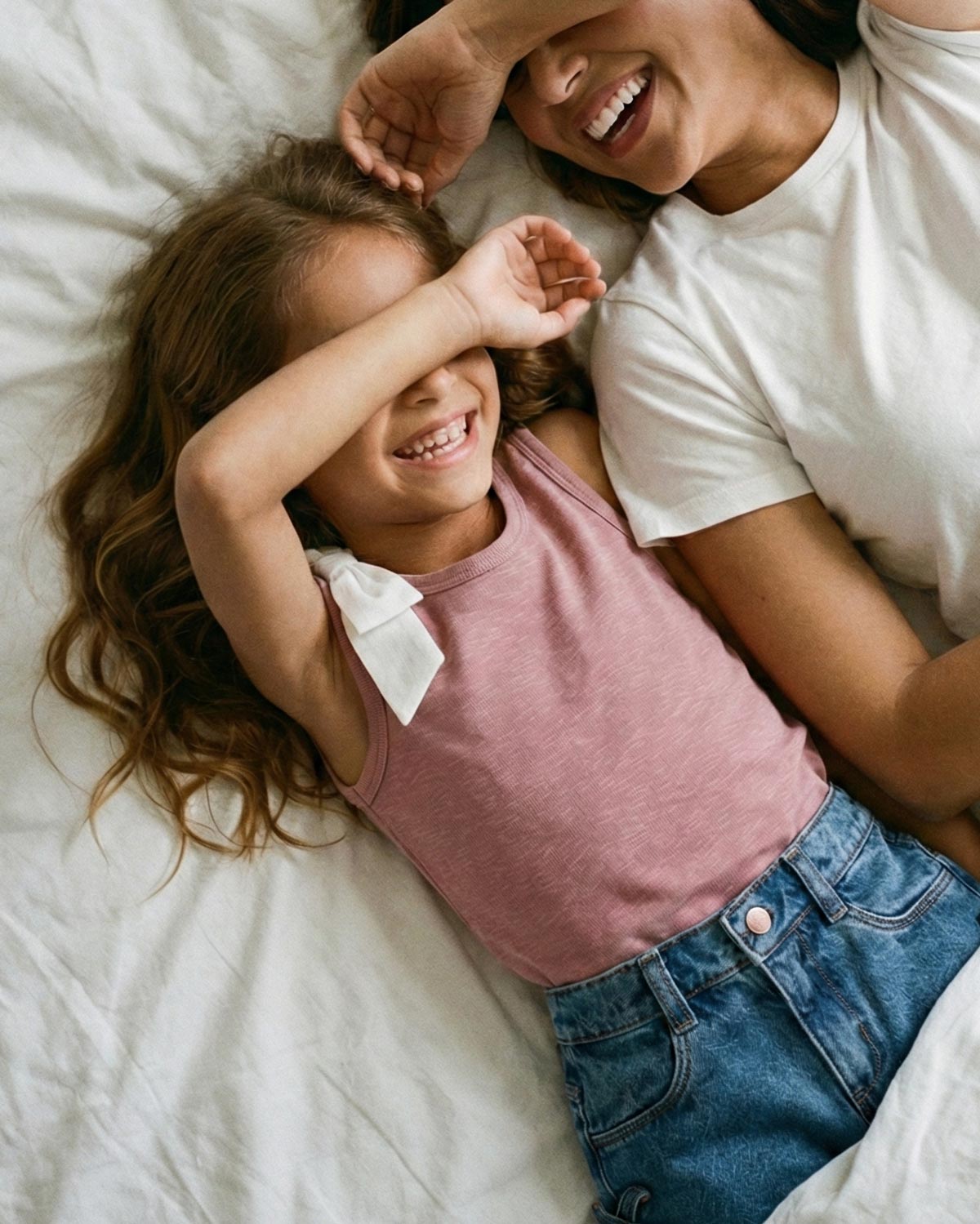 Camiseta manga sisa rosada con moño blanco en hombro para niña