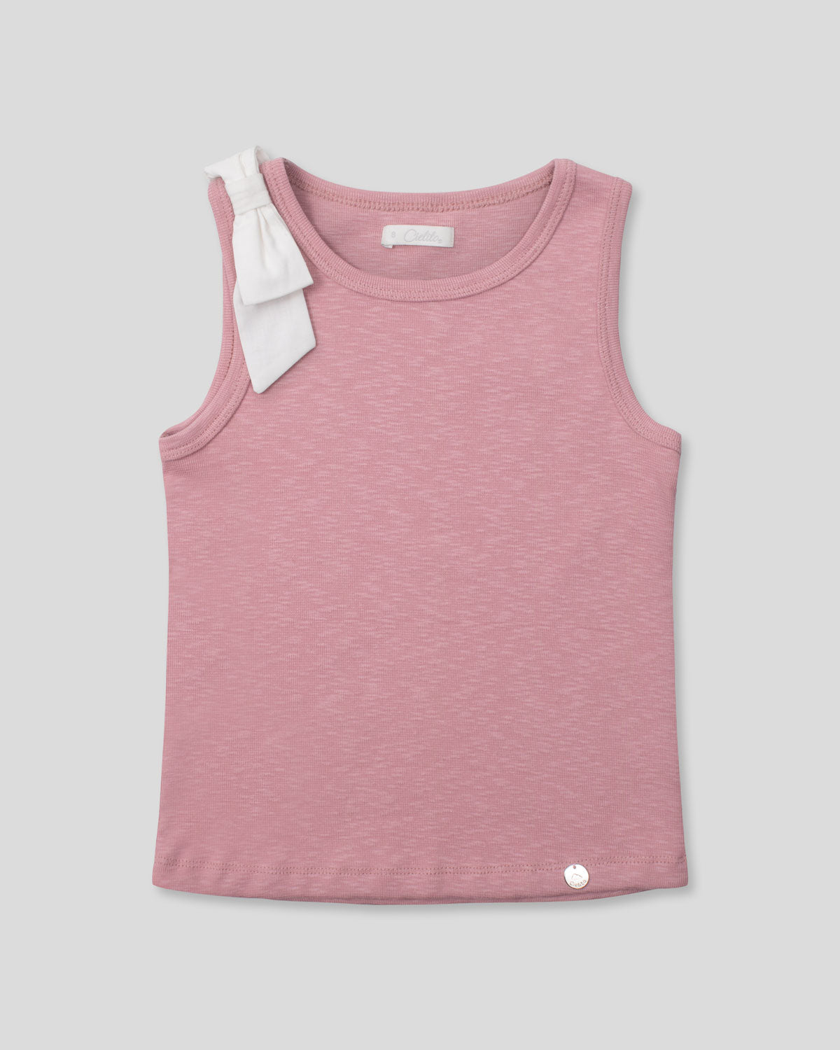 Camiseta manga sisa rosada con moño blanco en hombro para niña