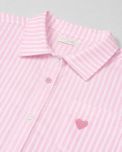 Camisa de rayas rosa con corazón bordado para niña
