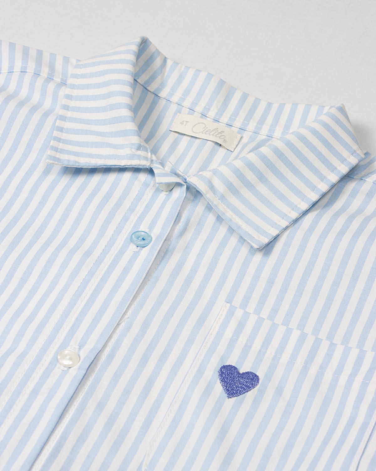 Camisa de rayas azul con corazón bordado para niña