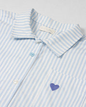 Camisa de rayas azul con corazón bordado para niña