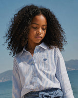 Camisa de rayas azul con corazón bordado para niña