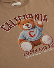 Camiseta café con estampado de osito "California" para niña