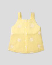 Blusa amarilla de tiras con bordados de flores y botonadura en espalda para niña