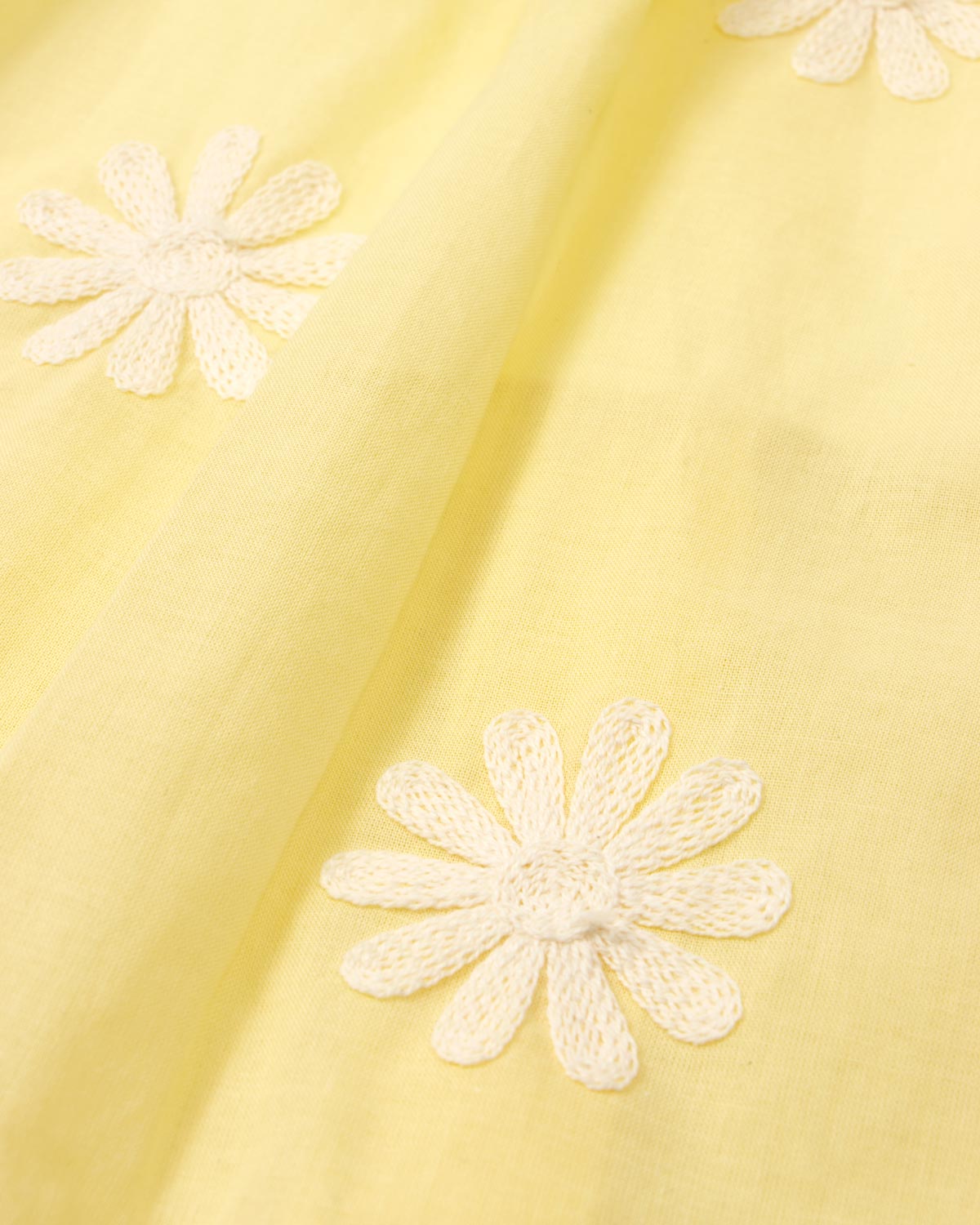 Blusa amarilla de tiras con bordados de flores y botonadura en espalda para niña