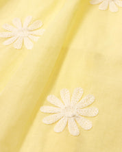 Blusa amarilla de tiras con bordados de flores y botonadura en espalda para niña