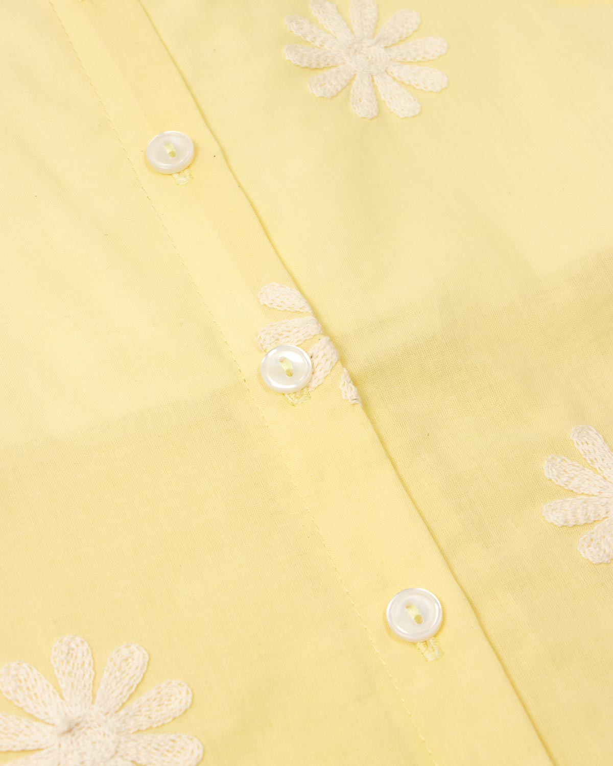 Blusa amarilla de tiras con bordados de flores y botonadura en espalda para niña