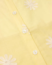 Blusa amarilla de tiras con bordados de flores y botonadura en espalda para niña