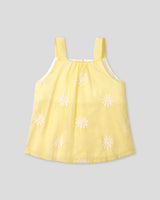 Blusa amarilla de tiras con bordados de flores y botonadura en espalda para niña