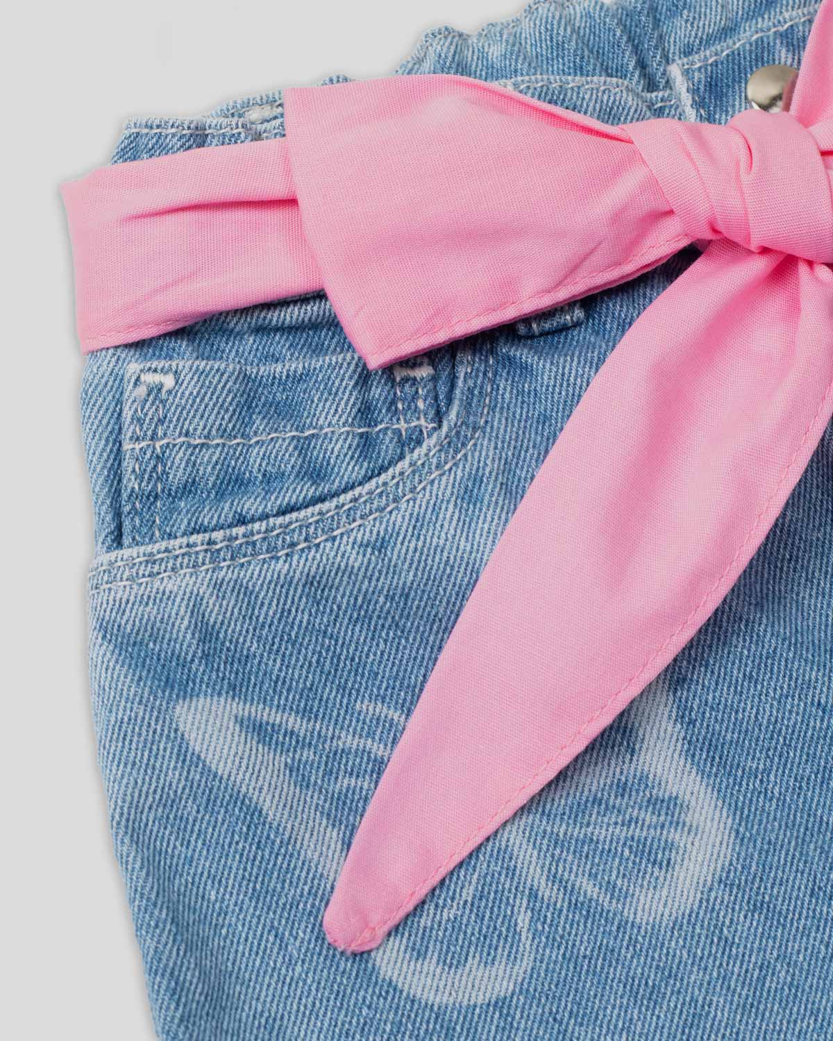 Short denim con detalle de mariposa y cinturón rosa para niña