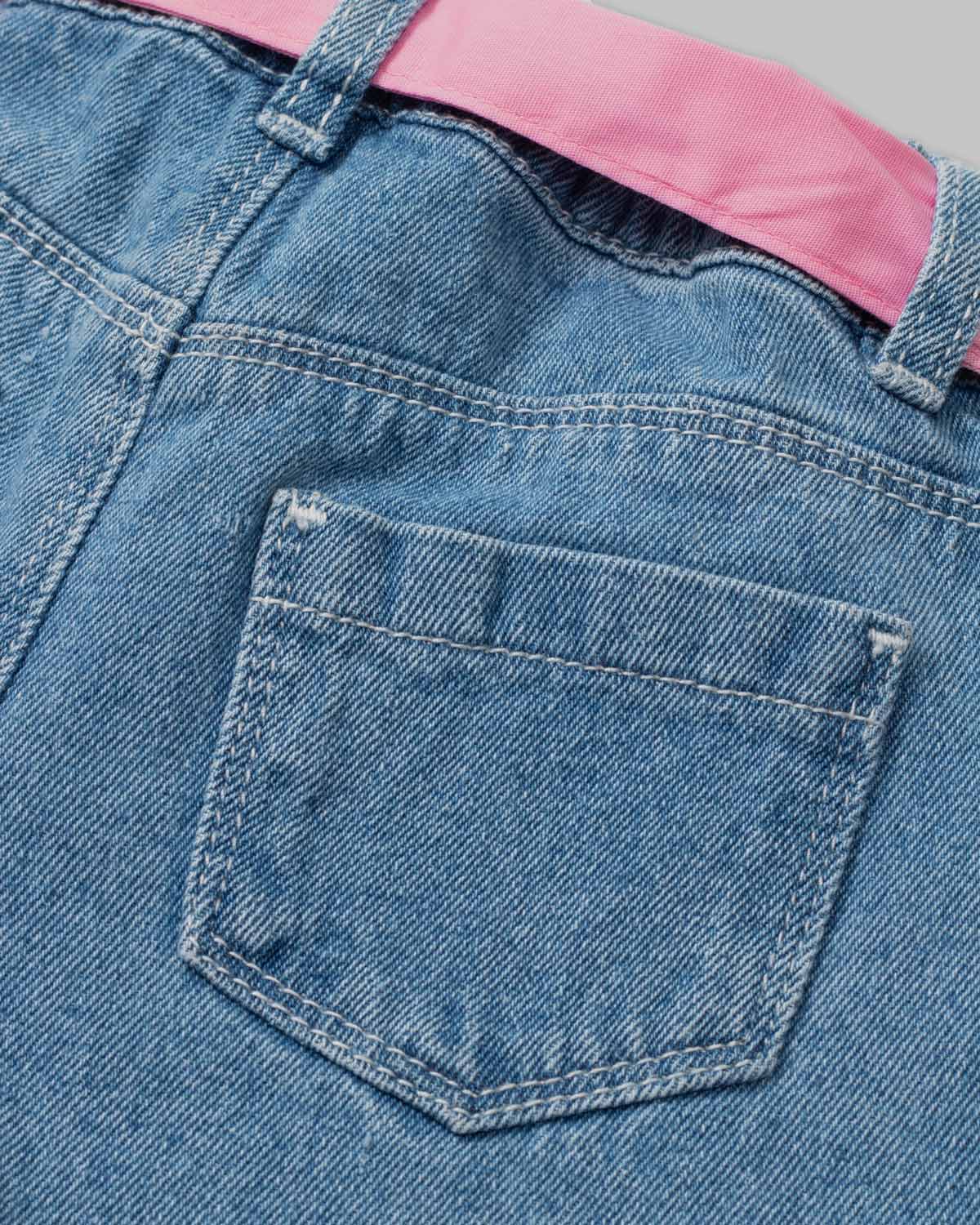 Short denim con detalle de mariposa y cinturón rosa para niña