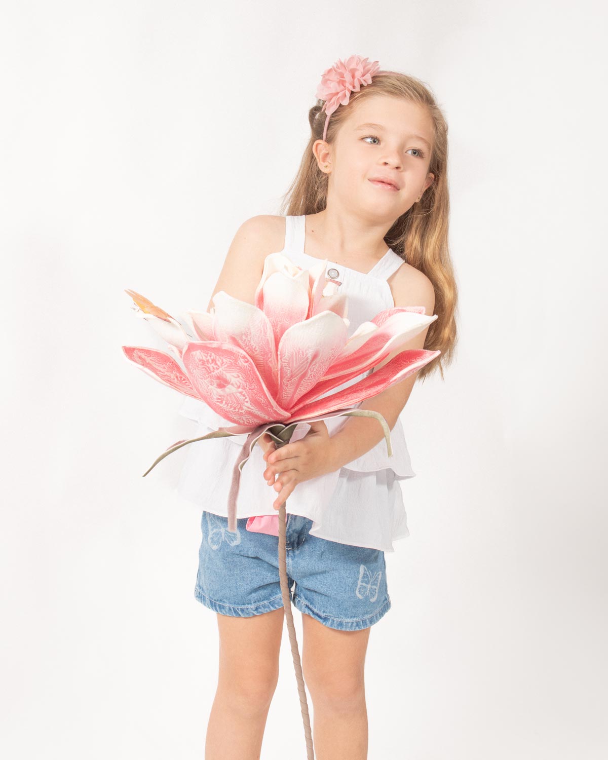 Short denim con detalle de mariposa y cinturón rosa para niña