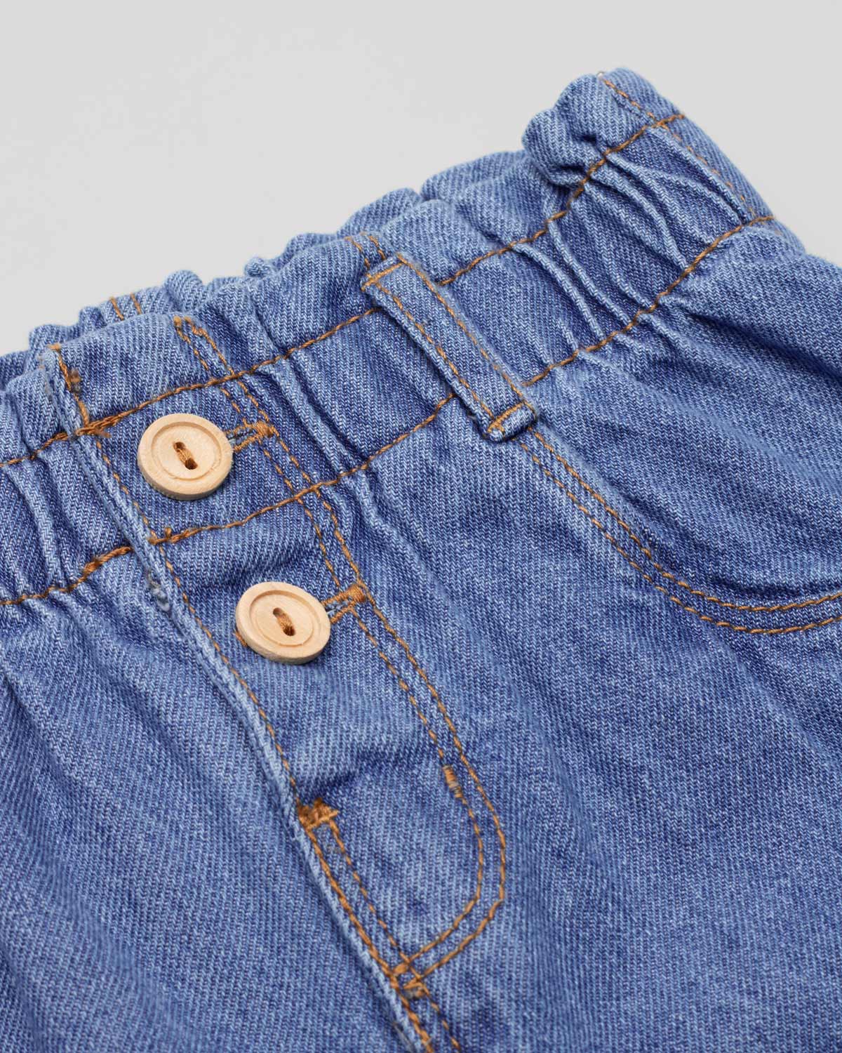 Jean denim con bordado de orejitas de conejo con pompom para niña