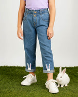 Jean denim con bordado de orejitas de conejo con pompom para niña