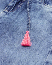 Jean denim marine fit con cintura ajustable y detalle de borlas rosa para niña