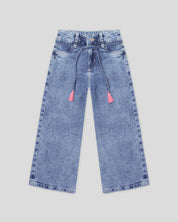 Jean denim marine fit con cintura ajustable y detalle de borlas rosa para niña