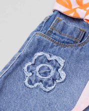 Short denim con detalles de flores y cinturón estampado para niña