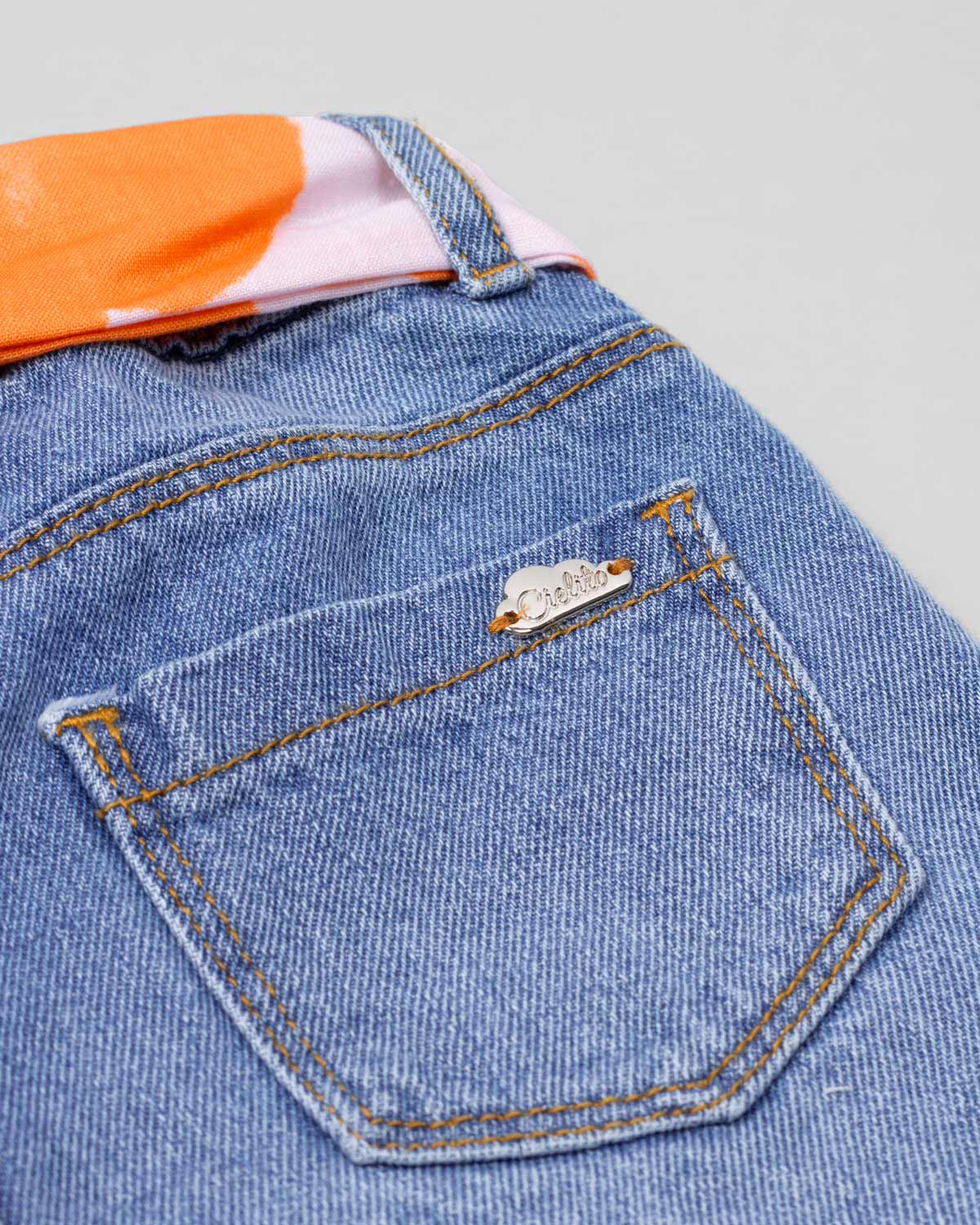 Short denim con detalles de flores y cinturón estampado para niña