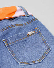 Short denim con detalles de flores y cinturón estampado para niña