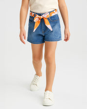 Short denim con detalles de flores y cinturón estampado para niña