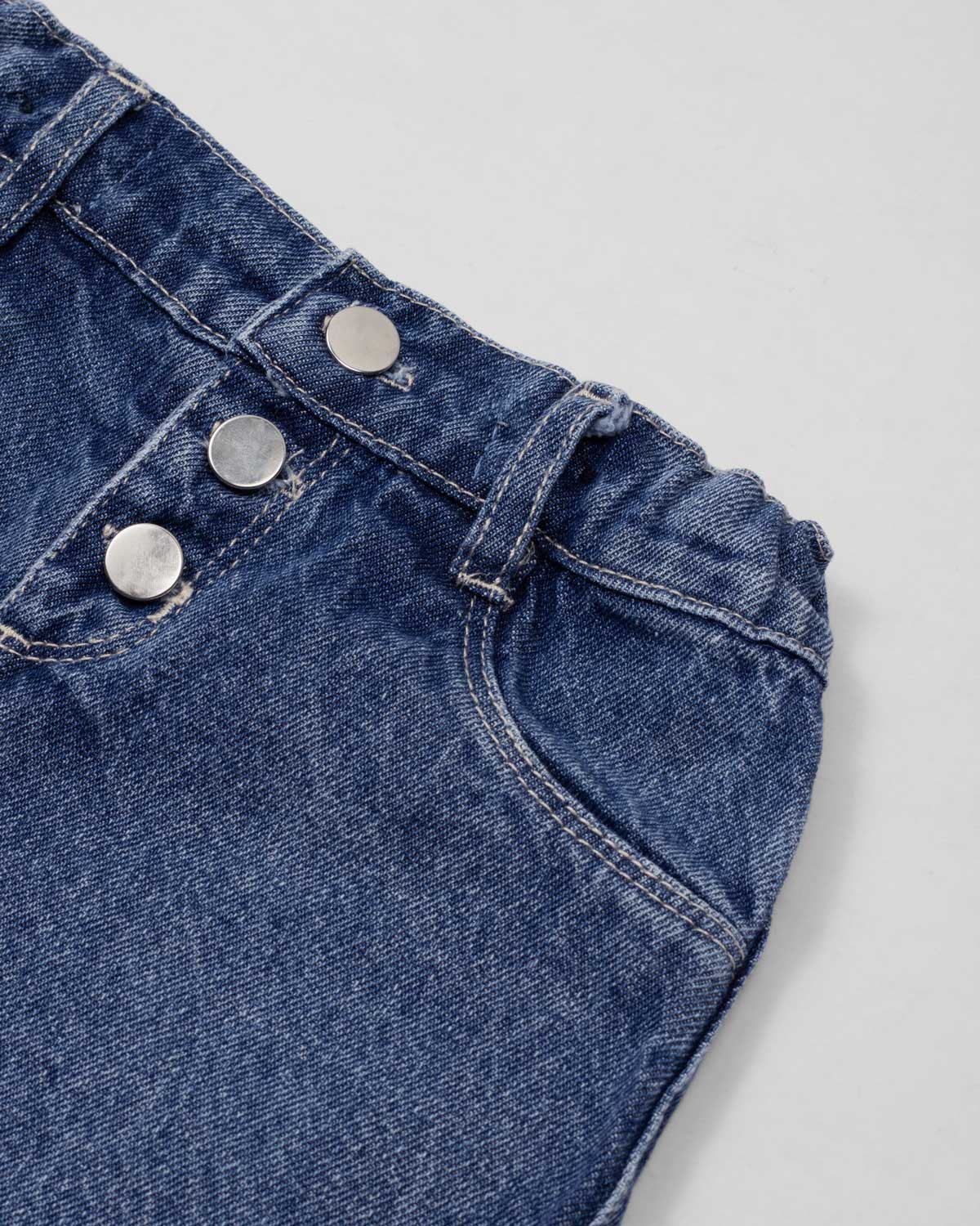 Short denim con apliques de flores tejidas para niña