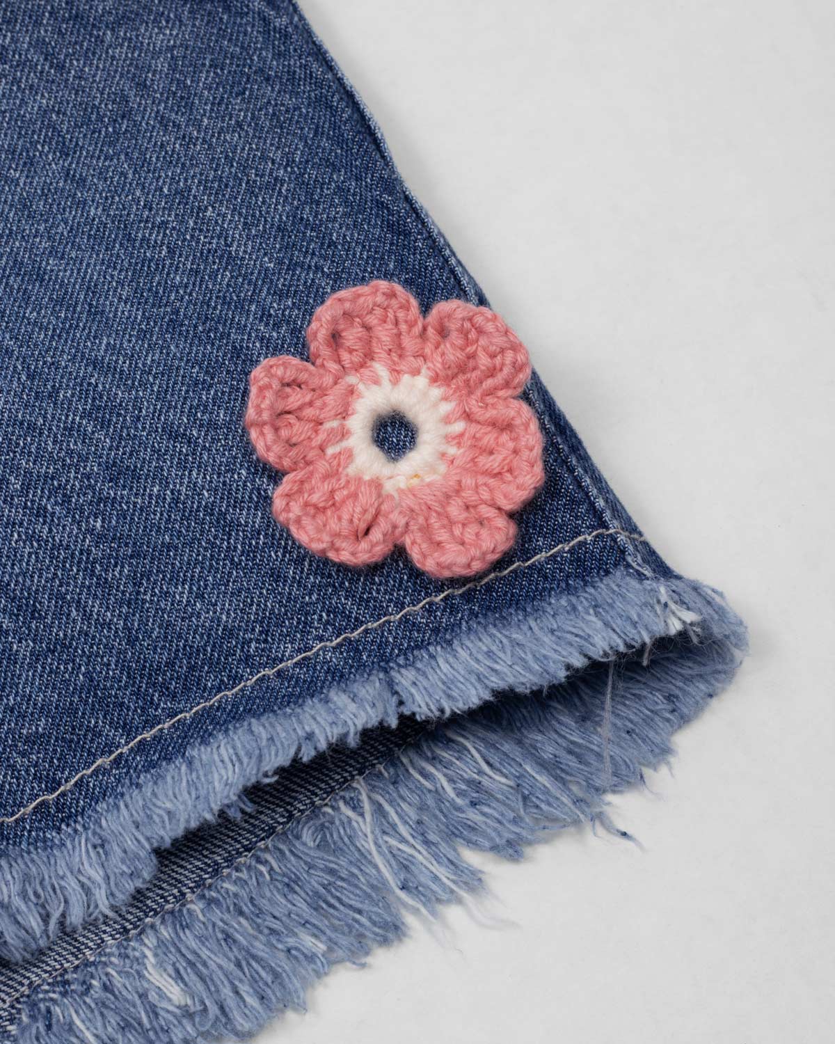 Short denim con apliques de flores tejidas para niña