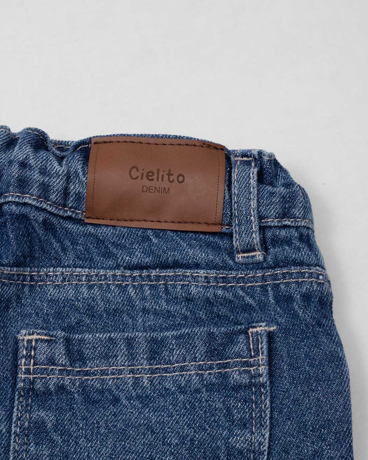 Short denim con apliques de flores tejidas para niña