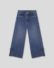 Jean denim marine fit con detalle de moños en la bota para niña