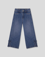 Jean denim marine fit con detalle de moños en la bota para niña