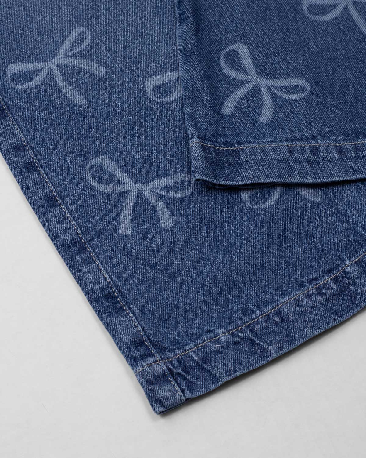 Jean denim marine fit con diseño de moños para niña
