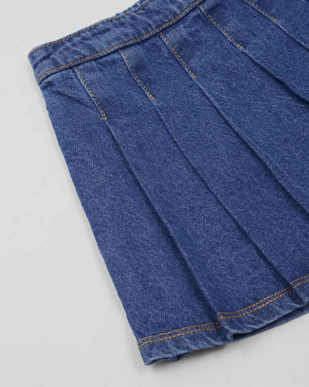 Falda short con pliegues para niña