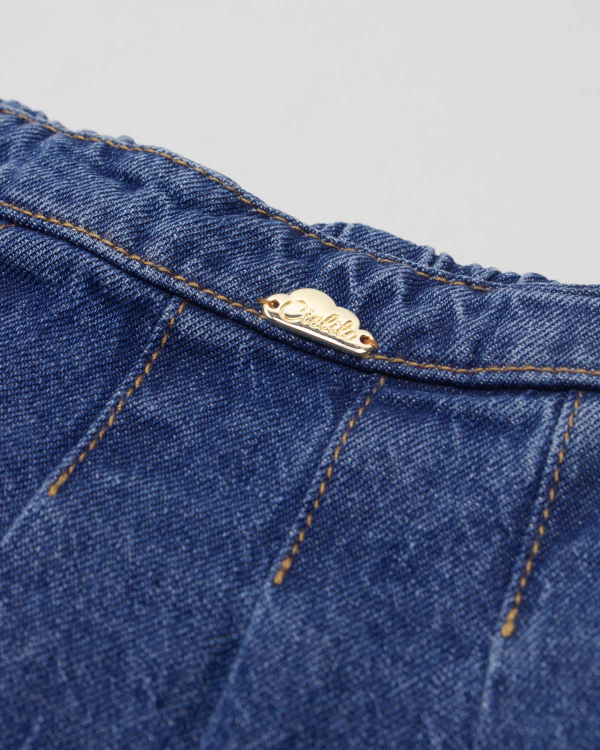 Falda short con pliegues para niña