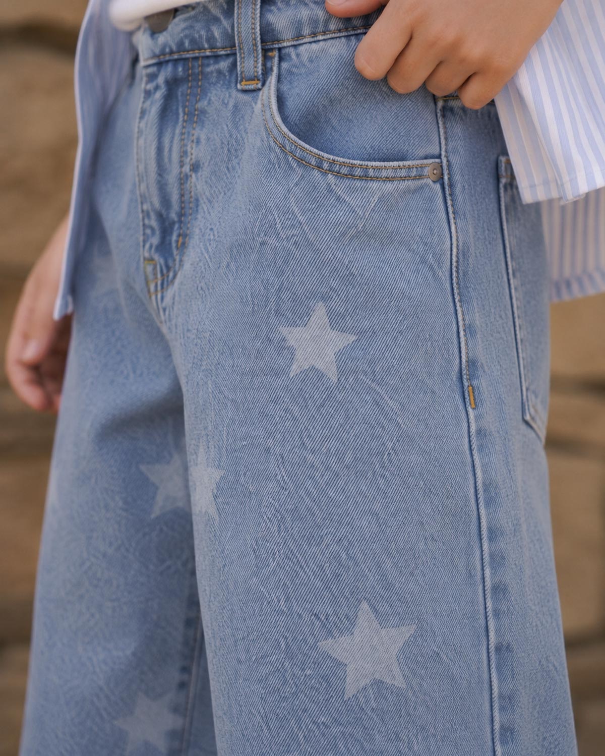Jean denim marine fit con estrellas para niña