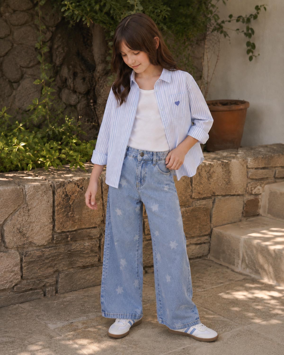 Jean denim marine fit con estrellas para niña