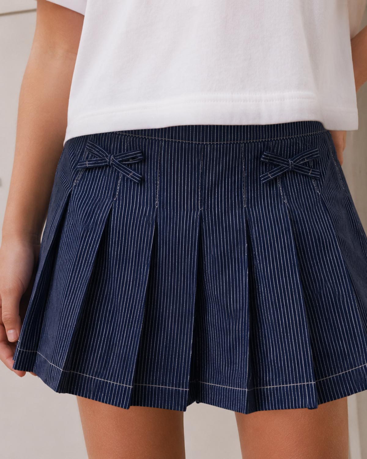 Falda short denim de rayas con moñitos para niña