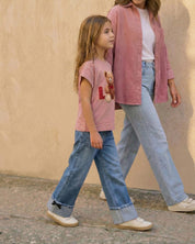 Jean denim marine fit con bolsillos y bota doblada con moñitos para niña