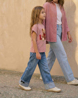Jean denim marine fit con bolsillos y bota doblada con moñitos para niña