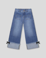 Jean denim marine fit con bolsillos y bota doblada con moñitos para niña