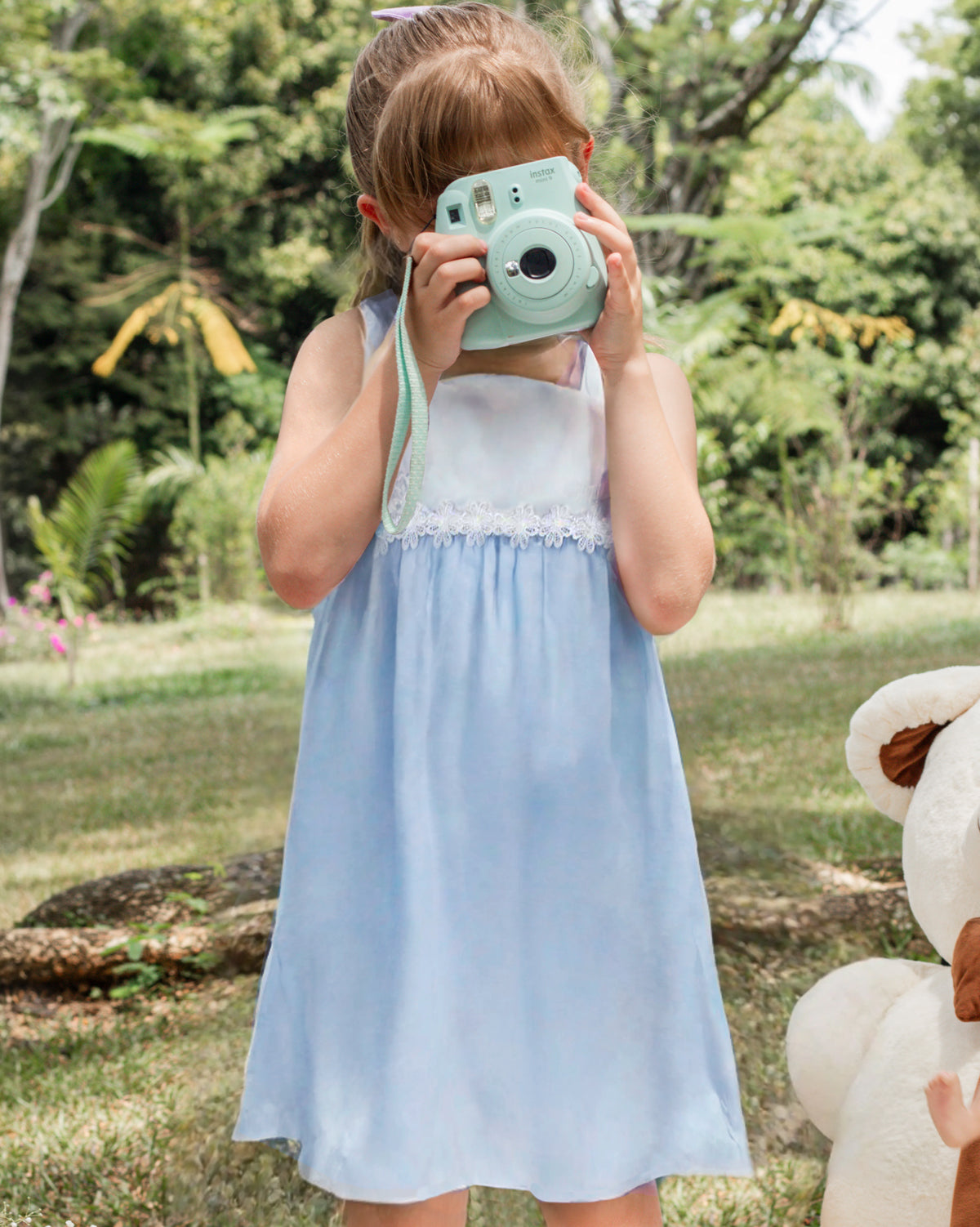 Vestido de tiras en tencel blanco y azul con aplique de flores para niña