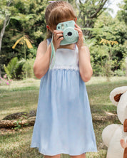 Vestido de tiras en tencel blanco y azul con aplique de flores para niña