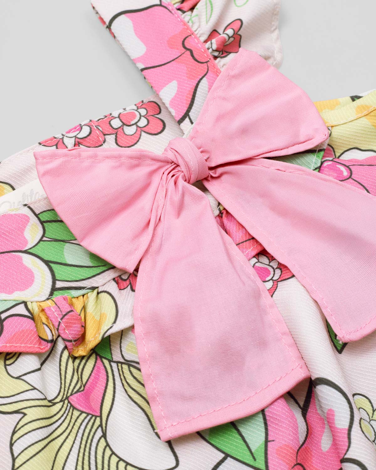 Vestido con estampado de flores detalle de moño rosa para niña