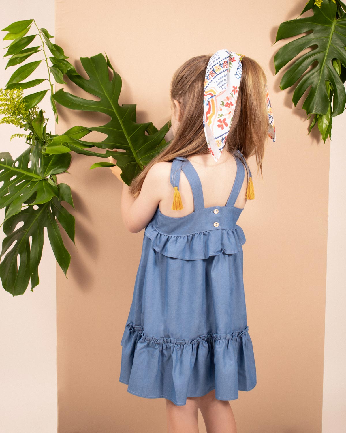 Vestido en chambray con boleros de tiras con moños y borlas para niña