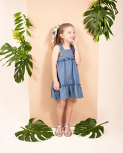 Vestido en chambray con boleros de tiras con moños y borlas para niña