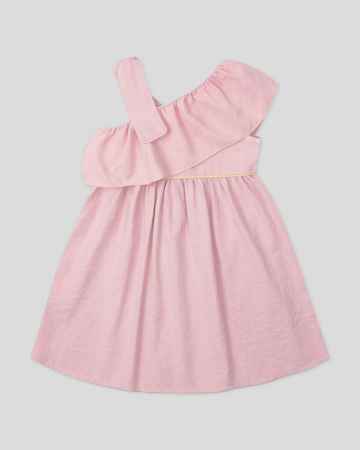 Vestido rosado con bolero cruzado, tira con detalle de moño y botonadura en costado para niña