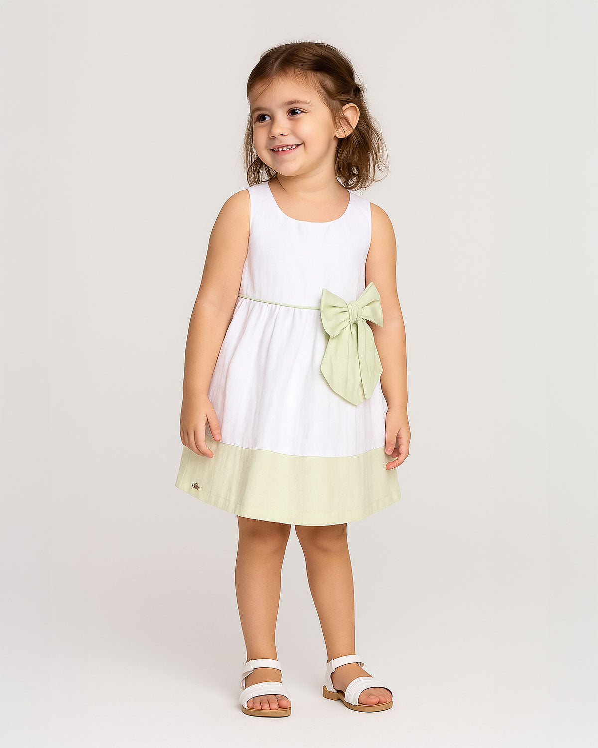 Vestido blanco en tencel con moño verde para niña