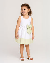 Vestido blanco en tencel con moño verde para niña