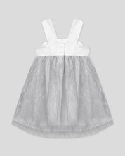 Vestido en satín blanco con moño y tull plisado con brillos plateados para niña