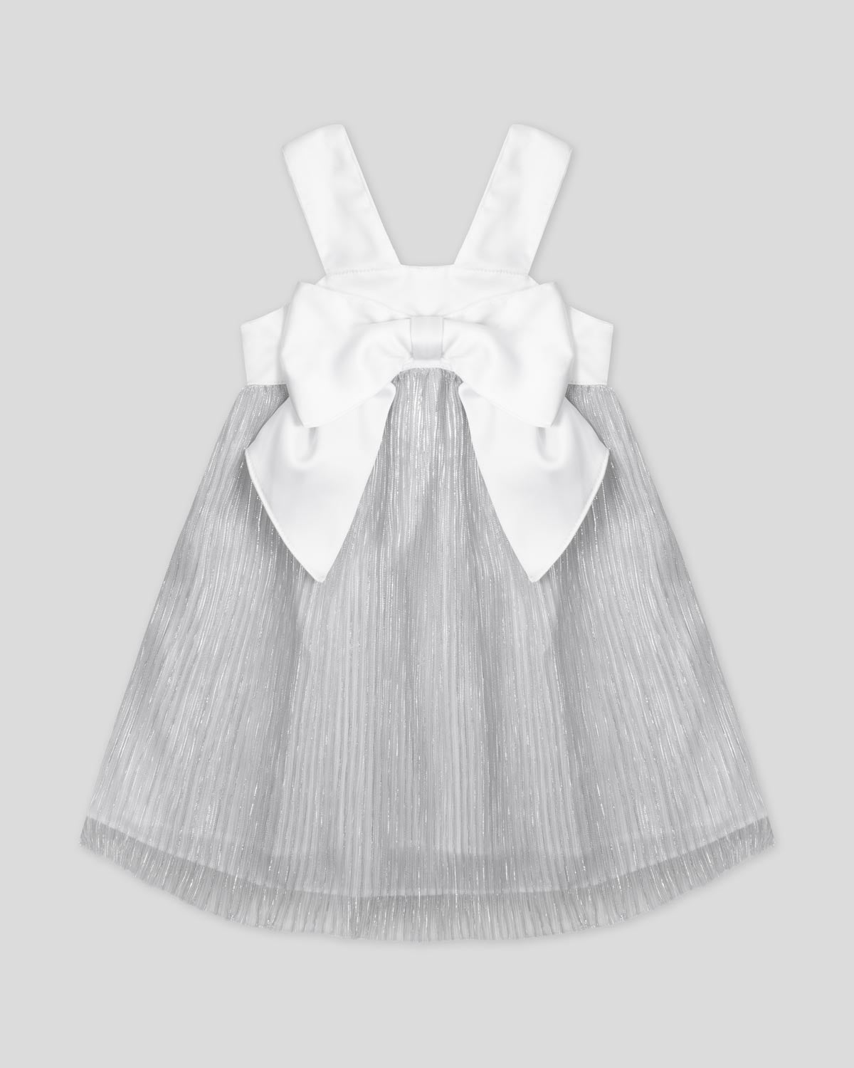 Vestido en satín blanco con moño y tull plisado con brillos plateados para niña